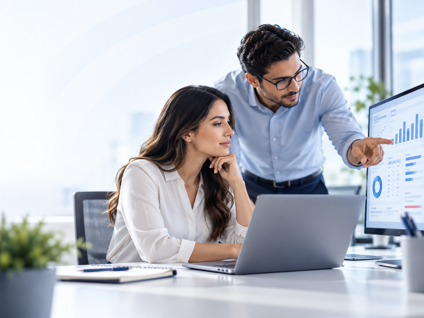 Profesionales analizando información y sistemas en una oficina de Sitiexpress